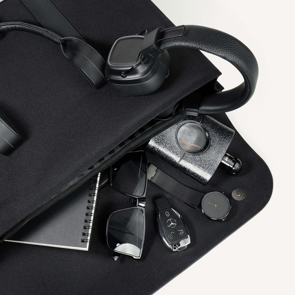 Organized interior of Se7en Briefcase