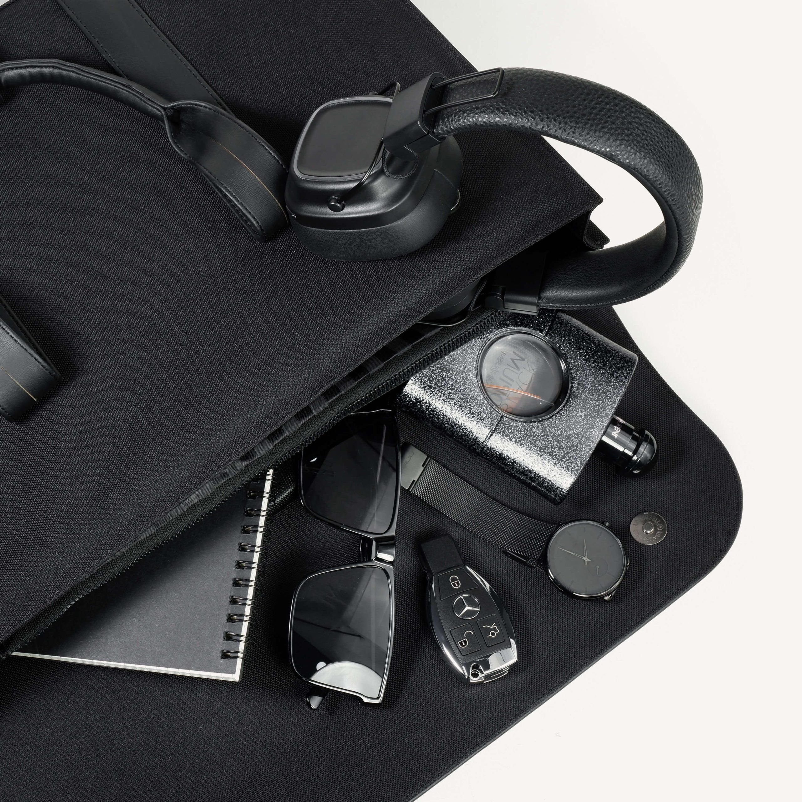 Organized interior of Se7en Briefcase