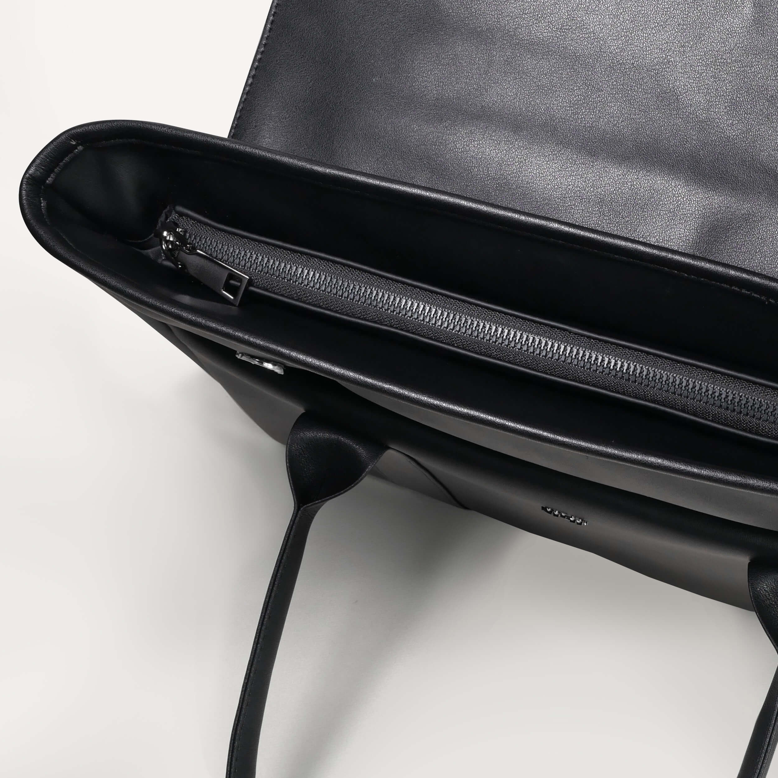 Aurelius Briefcase – Minimalist design, maximum impact